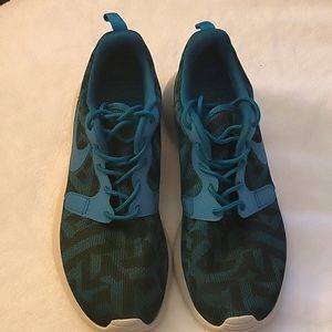 Nike Size 7 athletic shoe